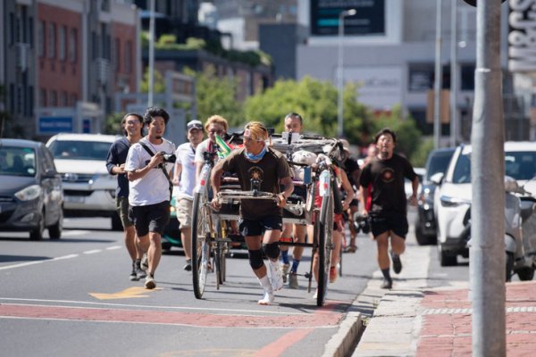 Anh chàng Nhật Bản kéo xe nặng 100kg, đi hơn 6.000 km qua châu Phi